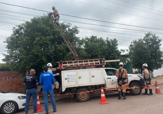 Conforme a Polícia Civil, um fio estava ligado diretamente à rede elétrica, desviando a energia antes da passagem pelo medidor.