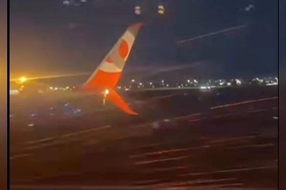 Passageiros registraram em vídeo o momento em que chamas aparecem próximas às asas do avião durante a decolagem.