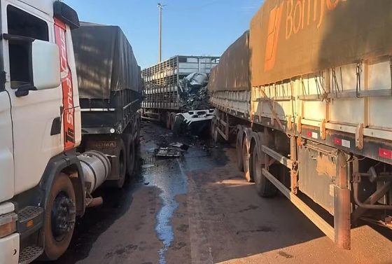 A carreta conduzida pela vítima seguia no sentido norte da rodovia quando bateu na traseira de uma Scania 480.