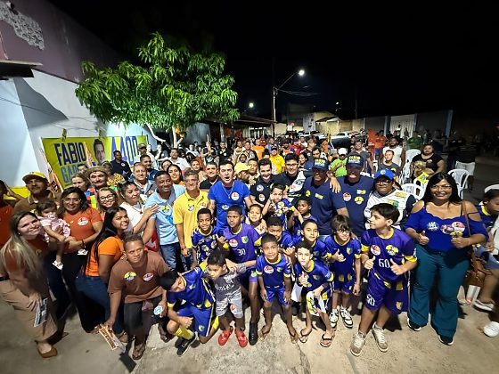 Elizeu Nascimento e Fábio Garcia durante encontro com moradores do bairro Planalto, em Cuiabá.