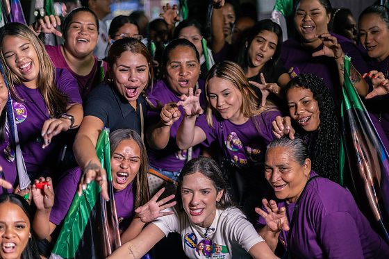 Janaina Riva durante encontro com estudantes e lideranças femininas, em Cuiabá.