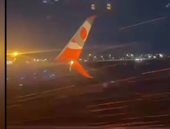 Passageiros registraram em vídeo o momento em que chamas aparecem próximas às asas do avião durante a decolagem.