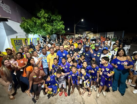 Elizeu Nascimento e Fábio Garcia durante encontro com moradores do bairro Planalto, em Cuiabá.