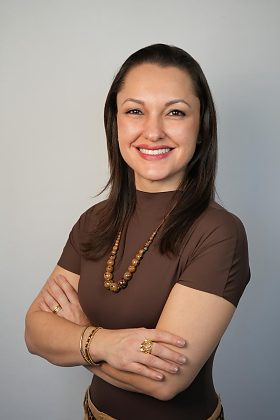 Karina Carrascoza é professora, especialista em concursos de Odontologia e sócia da OdontoQuiz, referência nacional em preparação para concursos de Odontologia. Mestre em Farmacologia, Anestesiologia e Terapêutica (UNICAMP).