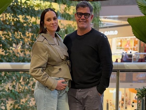 Novo integrante da família Cazarré deve nascer em fevereiro; ator brincou que seu presente de aniversário “tá no forno”.