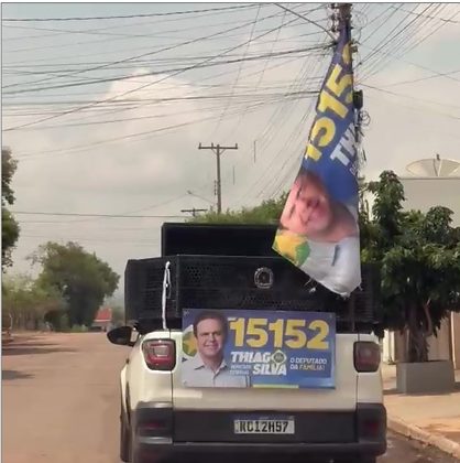 Caminhonete com propaganda de Thiago Silva, caixas de som e bandeira foi registrada circulando em Pedra Preta.
