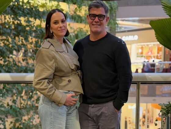 Novo integrante da família Cazarré deve nascer em fevereiro; ator brincou que seu presente de aniversário “tá no forno”.