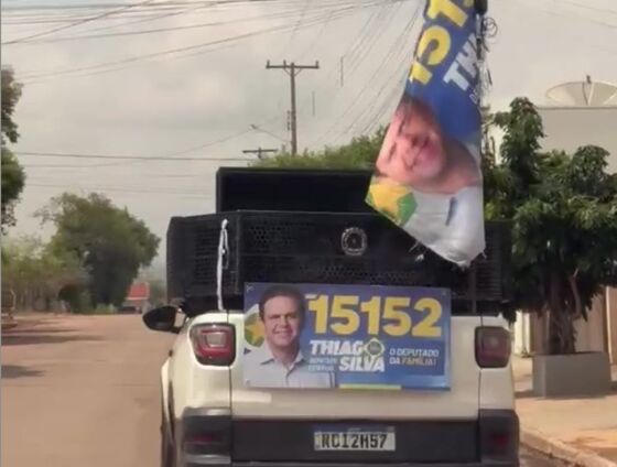 Caminhonete com propaganda de Thiago Silva, caixas de som e bandeira foi registrada circulando em Pedra Preta.