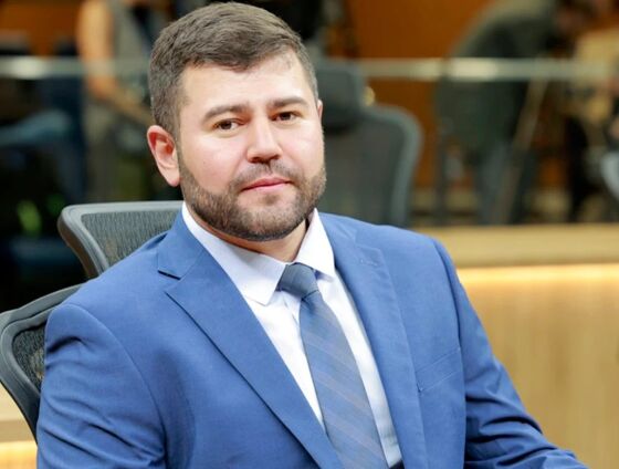 Deputado estadual de Goiás estava voltando de uma agenda eleitoral quando o carro bateu em uma carreta estacionada na BR-050.