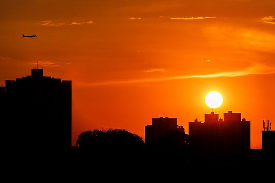Previsão do Inmet aponta temperaturas de até 5°C acima da média e reforça o risco de desidratação e incêndios.