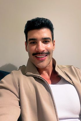 Cantor apareceu sem barba e manteve apenas o bigode; mudança visual chamou a atenção dos seguidores.