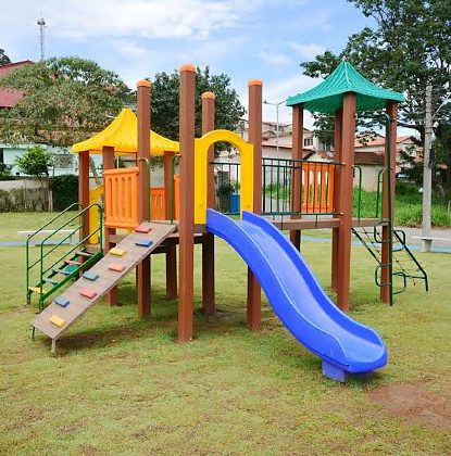 Uma empresa afirma que o edital exige formatos, medidas e até nomes de brinquedos que reproduziriam o catálogo de uma fabricante específica, restringindo a concorrência.