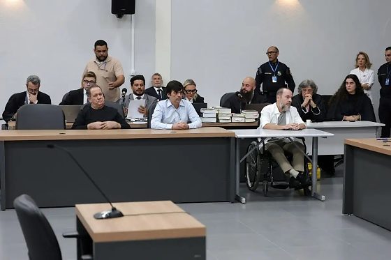 Os três réus são Antônio Gomes da Silva, Hedilerson Fialho e Etevaldo Luiz Caçadini De Vargas.