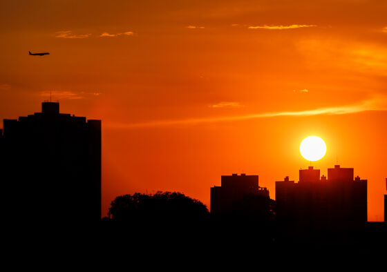 Previsão do Inmet aponta temperaturas de até 5°C acima da média e reforça o risco de desidratação e incêndios.