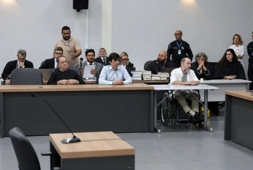 Os três réus são Antônio Gomes da Silva, Hedilerson Fialho e Etevaldo Luiz Caçadini De Vargas.