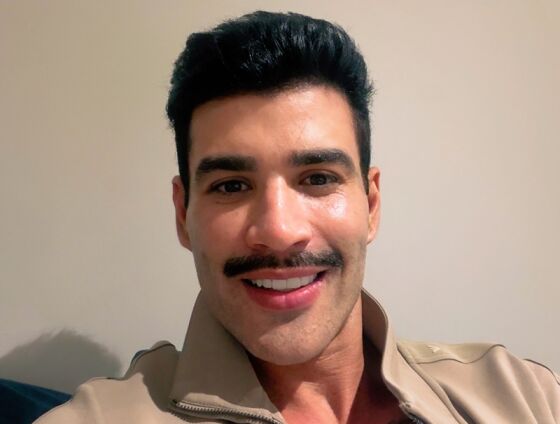Cantor apareceu sem barba e manteve apenas o bigode; mudança visual chamou a atenção dos seguidores.