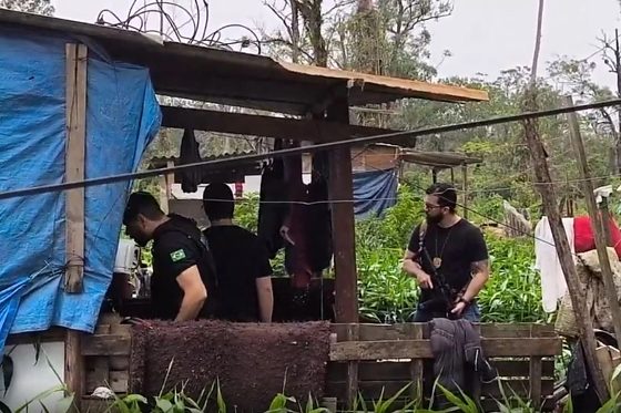 Criança foi atingida na cabeça enquanto brincava; irmão de 21 anos fugiu e é procurado pela Polícia Civil.