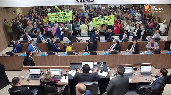 Servidores acompanharam a votação e comemoraram o resultado no plenário.