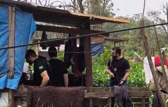 Criança foi atingida na cabeça enquanto brincava; irmão de 21 anos fugiu e é procurado pela Polícia Civil.