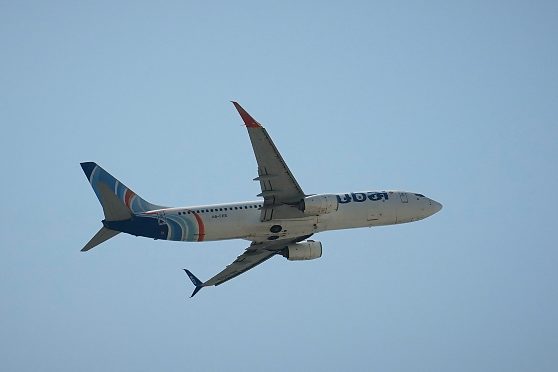 Voo seguia de Dubai para Israel e precisou pousar na Arábia Saudita após ataque dentro da cabine.
