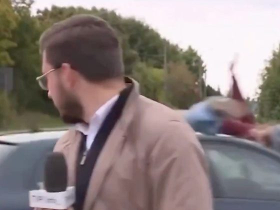 Equipe da TV registrava reportagem sobre outra tragédia quando adolescente foi atingida por um carro diante das câmeras.