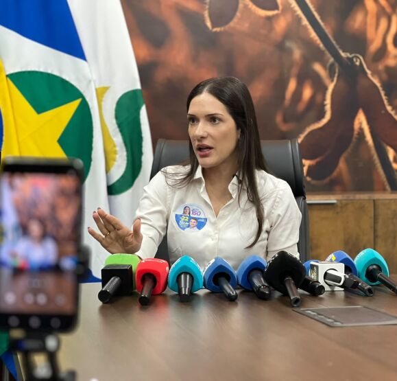 Candidata ao Senado, Janaina garante que não deixará cargo caso seja eleita.