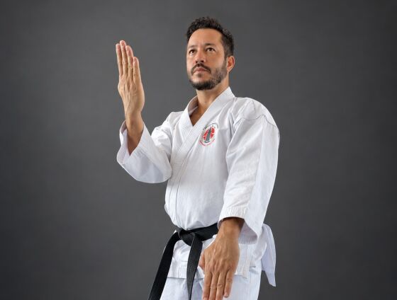 Faixa-preta 3º Dan de Mato Grosso acumula quatro títulos mundiais, lidera campeonatos estaduais e projetos de inclusão social, e agora se prepara para o 23º Mundial da ITKF.