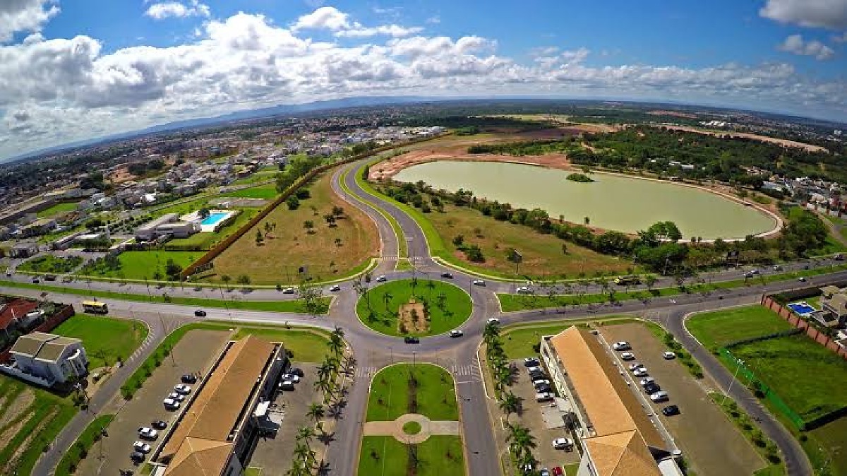 Calor extremo impulsiona paisagismo funcional em condomínios de Cuiabá