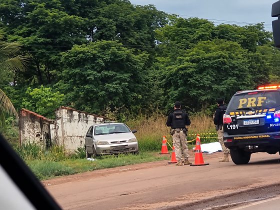 Conforme relatos iniciais de populares, o corpo seria de um homem e estava amarrado em frente a uma porteira localizada às margens da rodovia.