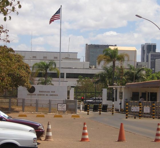 Estados Unidos e Austrália fecharam suas embaixadas em Brasília nesta sexta-feira (2) por “preocupações com segurança”.