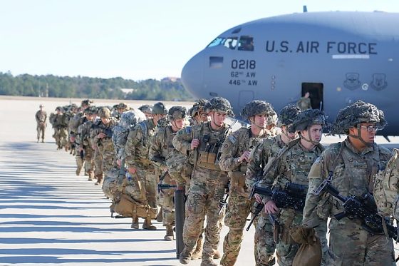 Militares dos Estados Unidos; Comando Sul destacou capacidade da 82ª Divisão Aerotransportada de ser mobilizada em até 18 horas.
