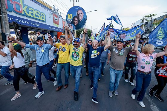 A caminhada reuniu apoiadores dos dois e de Flávio Bolsonaro (PL), com discursos pela mobilização do eleitorado nos últimos dias antes da votação.