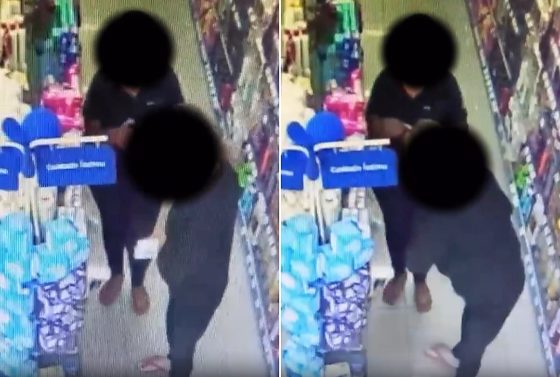 Nas imagens, a dupla aparece retirando cosméticos das prateleiras e escondendo os produtos debaixo das blusas.