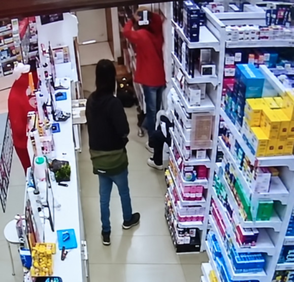 Imagens de segurança registraram criminosos em farmácias e a atuação da Polícia Militar após um dos ataques ocorridos em Cuiabá.