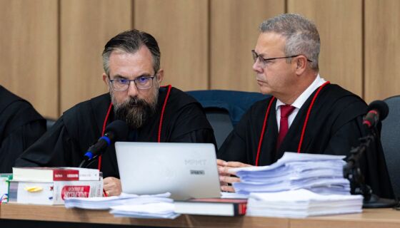 Os promotores Samuel Frungilo e Vinícius Gahyva durante o julgamento dos acusados pela morte do advogado Roberto Zampieri