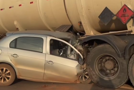 Parte dianteira do carro ficou presa junto ao rodado da carreta após o impacto.