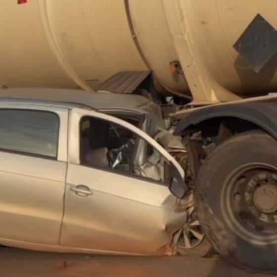 Parte dianteira do carro ficou presa junto ao rodado da carreta após o impacto.
