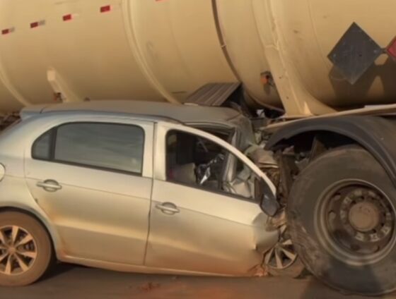 Parte dianteira do carro ficou presa junto ao rodado da carreta após o impacto.