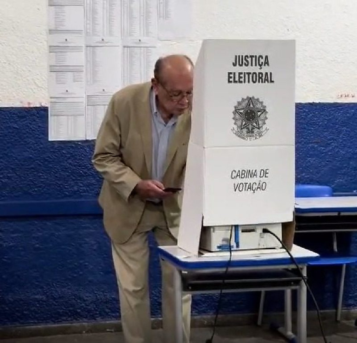 Gilmar Mendes nega uso de celular em cabine de votação em Diamantino, MT