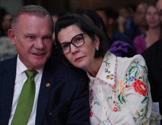 Esposa de Wellington ignora Medeiros e pede voto somente para Janaína