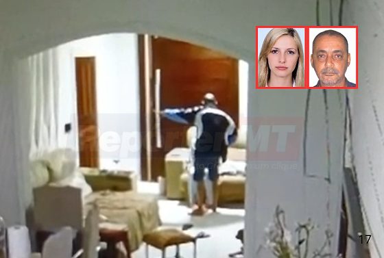 Vídeo registra Ricardo agredindo Noeli enquanto ela permanece sentada em um sofá.