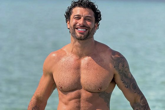 Modelo e DJ compartilhou imagens de um ensaio no chuveiro e recebeu uma série de elogios dos seguidores.