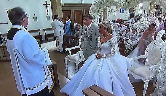 Kaitlin Rooney se irritou com as conversas durante a cerimônia e interrompeu o casamento para pedir silêncio aos convidados.