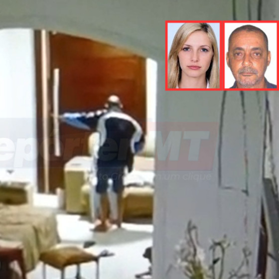 Vídeo registra Ricardo agredindo Noeli enquanto ela permanece sentada em um sofá.