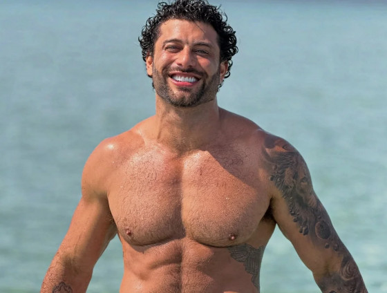 Modelo e DJ compartilhou imagens de um ensaio no chuveiro e recebeu uma série de elogios dos seguidores.