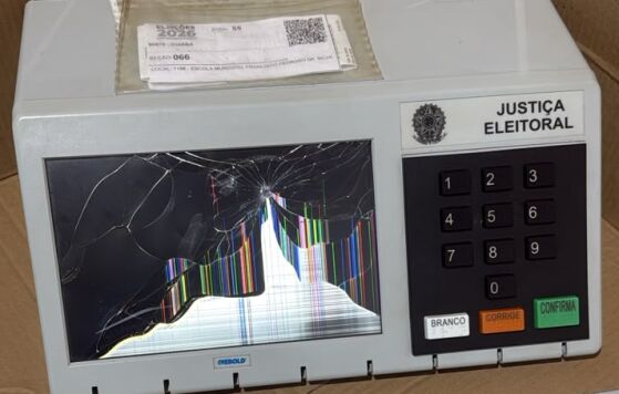 Eleitora foi detida após danificar o equipamento durante a votação; Estado registrou 34 pessoas conduzidas às autoridades.