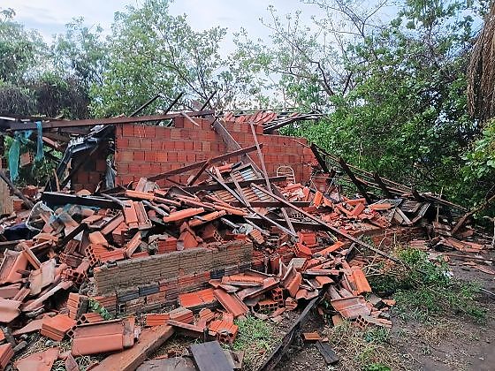 Segundo informações repassadas aos bombeiros, a vítima morava sozinha e não tinha parentes.
