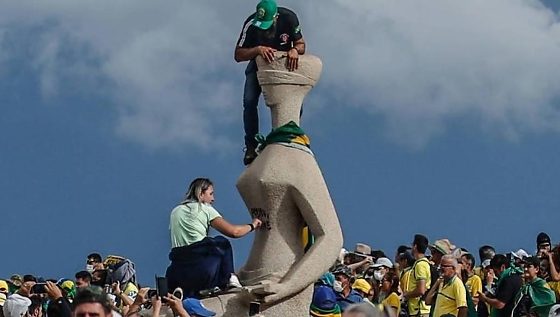 Débora do Batom conseguiu abatimento de 212 dias da pena e progressão ao semiaberto, mas continuará em prisão domiciliar.