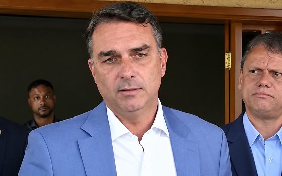 Flávio Bolsonaro defende autonomia para o trabalhador definir a jornada e critica o uso eleitoral do debate sobre a escala 6x1.