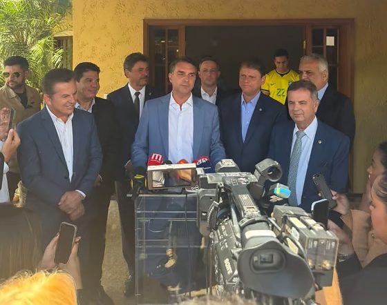 O senador eleito Mauro Mendes, o candidato Flávio Bolsonaro e demais lideranças em Brasília.
